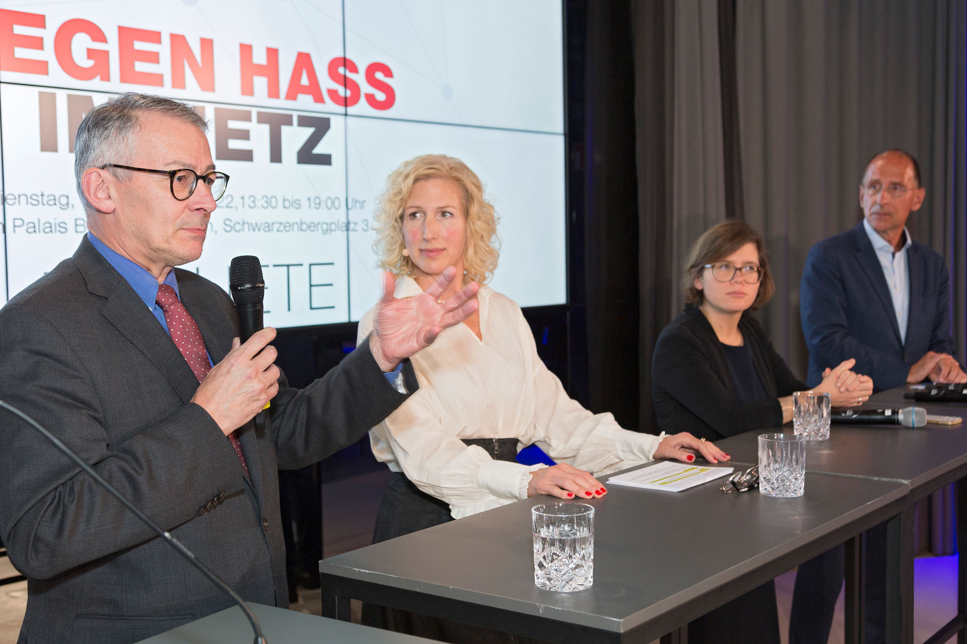 v.l.n.r. Harald Schlögel, Britta Blumencron, Ingrid Brodnig, Peter Filzmaier